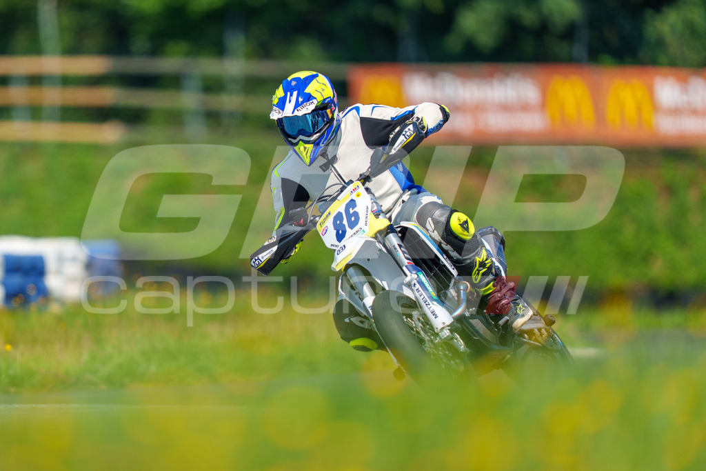 G-Cup + Supermoto Staatsmeisterschaft + Hungarian Supermoto Championship | GRIPcapture steht für authentische Sportfotografie in Österreich – für Momente, die mehr sind als Geschwindigkeit oder Ergebnis. Es geht um Emotion, Spannung, Fokus und den Augenblick, der oft nur einen Wimpernschlag dauert.Ob Motorsport, Teamsport oder 
