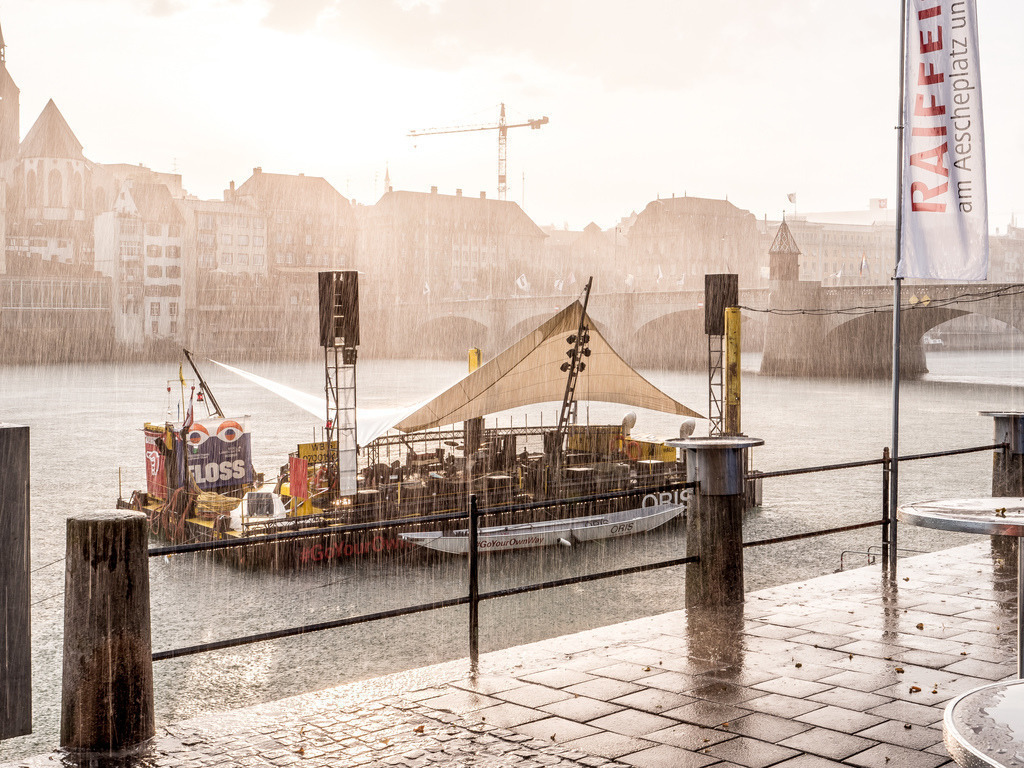 "Das Floss" im Regen vor der mittleren Rheinbrücke | Schöne Fotografien aus der Stadt und der Natur zum bestellen oder selber hochladen. Druck auf Foto, Postkarte, Kalender, FineArt Hahnemühle, Alu-Dibond , Akustikbilder zur Absorption von Schall und Lärm etc. - Realisiert mit Pictrs.com