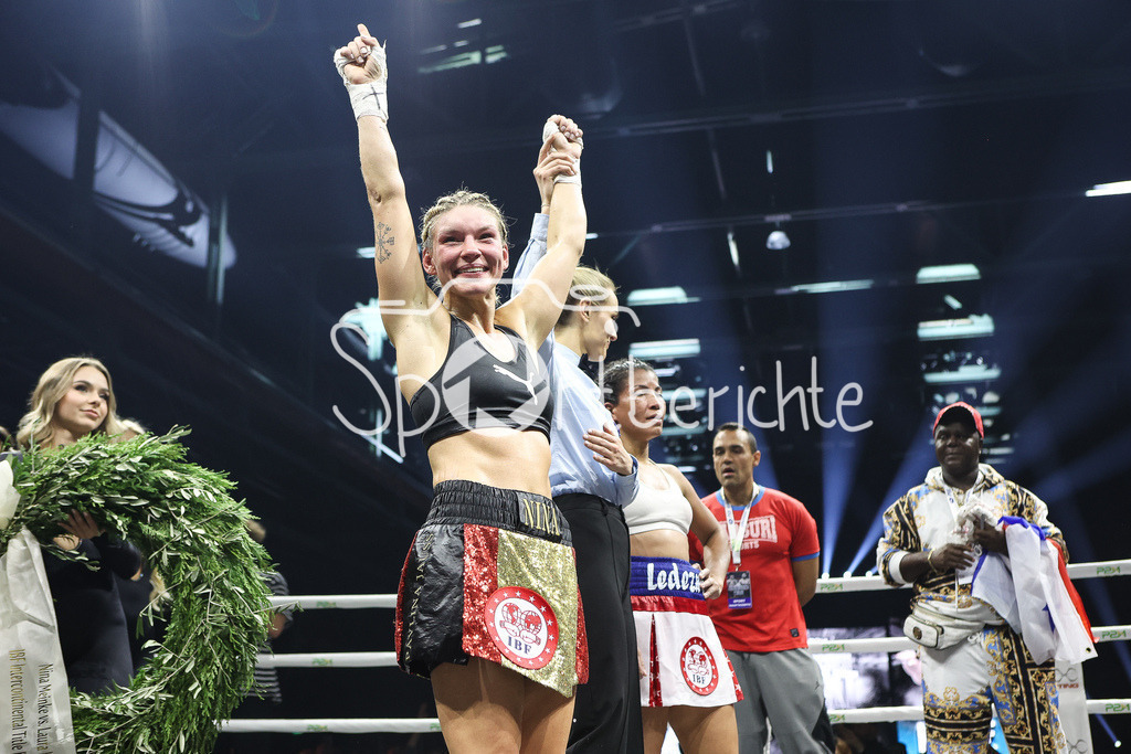 Nina MEINKE - Laura LEDEZMA | Nina MEINKE (schwarze Hose)ist happy nach dem Kampf gegen Laura LEDEZMA (weisse Hose) / Sieg / Freude