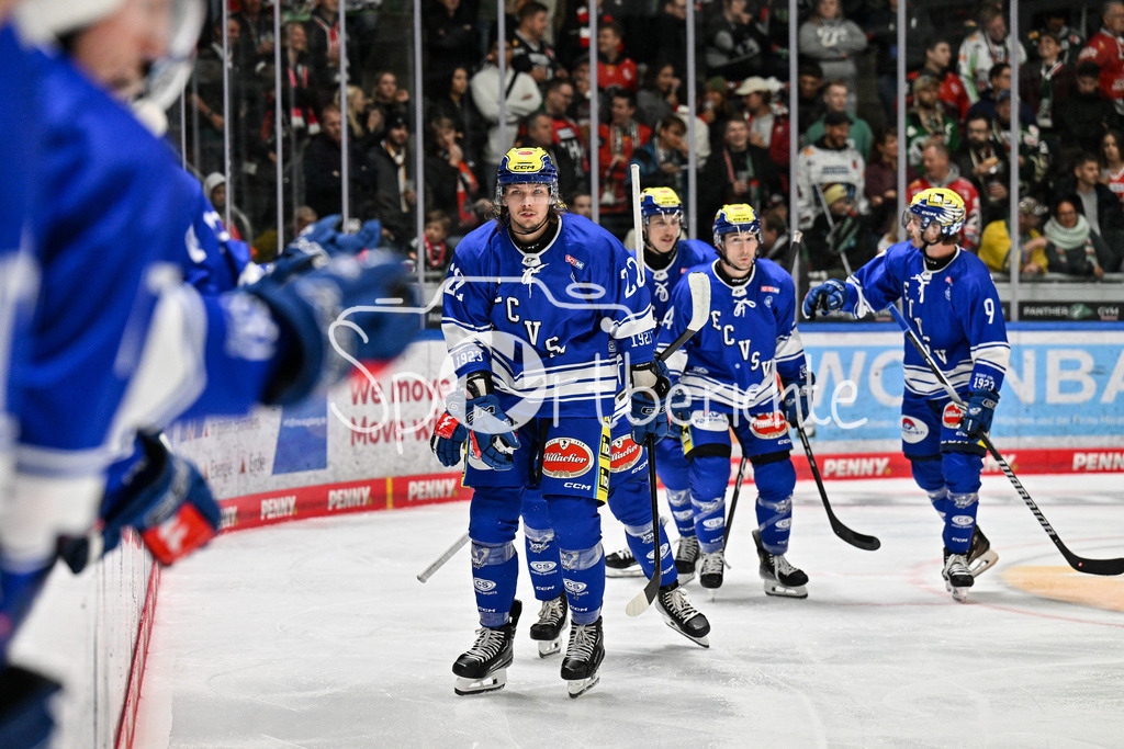 Augsburger Panther - EC VSV | Jubel nach dem 2-3 fuer den VSV durch Nikita SCHERBAK (EC VSV #22) / Treffer / Tor / Freude / Happy /
