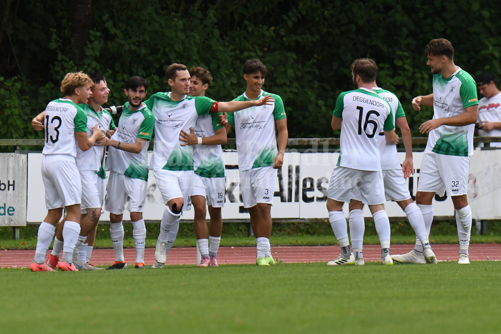 SpVgg GW Deggendorf | Jubel bei der SpVgg GW Deggendorf - Realisiert mit Pictrs.com