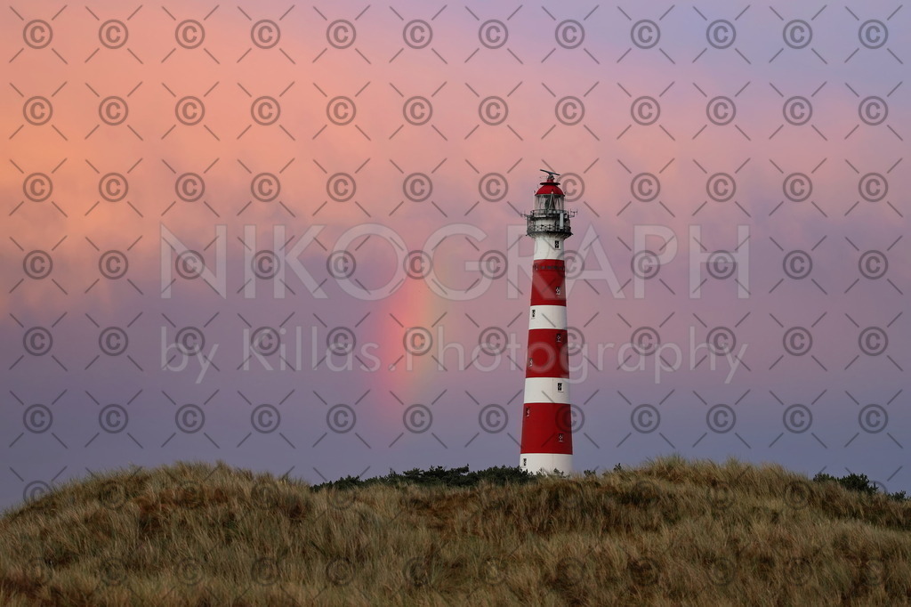 Regenbogen am Leuchtturm Ameland | Ein Regenbogen am Leuchtturm von Ameland. Der Leuchtturm von Ameland wurde 1880 gebaut und ist rund 55 Meter hoch. Der Leuchtturm besteht aus 15 Gusseisernen Segmenten, welche nach Ameland verschifft und vor Ort zusammengebaut wurden. Die Optik des Leuchtturmes sorgt alle 15 Sekunden für drei Blitze, die über 50 km weit zu sehen sind. 

Bestellen Sie ein Ameland-Bild direkt als Leinwandbild für Ihr Wohnzimmer, als Acrylglasbild für Ihre Küche oder als Alu-Dibond-Bild für Ihre Aussenwand. Wie wäre es mit einem Puzzle oder einem Glasschneidebrett mit einem Photomotiv aus Ameland?