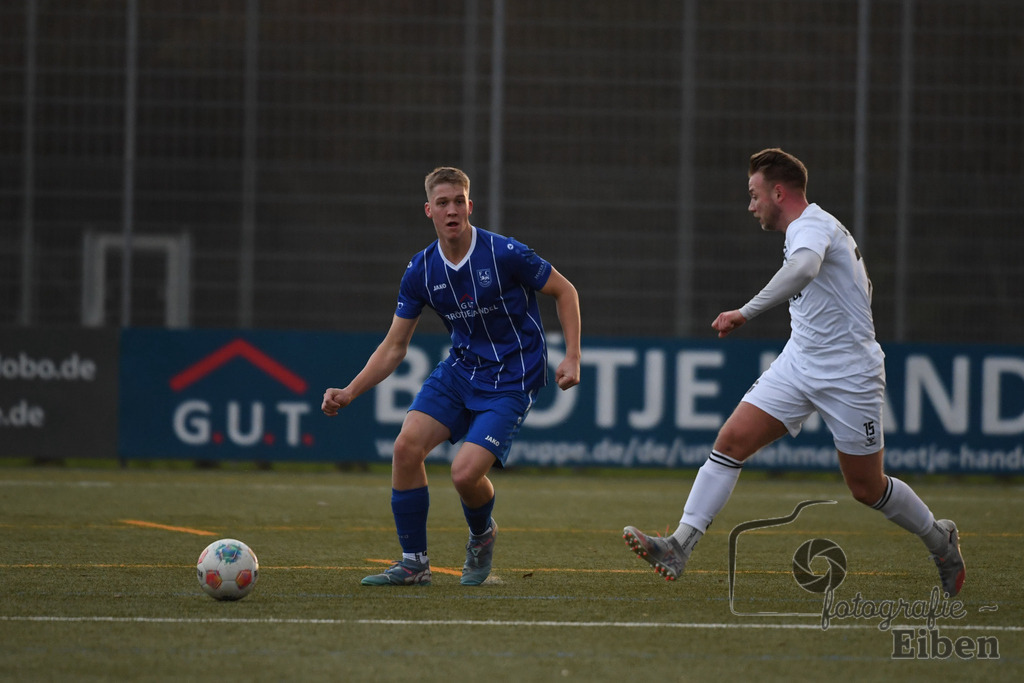 FC Rastede-WSC Frisia | Herren Bezirksliga 2; FC Rastede (blau)-WSC Frisia Wilhelmshaven (weiß) am 30.11.2025 in Rastede (Sportanlage Köttersweg); Photo: Philip Eiben 2025 - Realisiert mit Pictrs.com