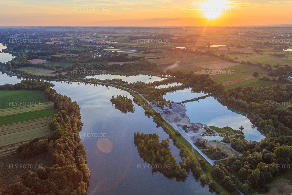 Luftbild: Sonnenuntergang über den Seen an der Isar vor der Staustufe Ettling im Ortsteil Ettling in Wallersdorf im Bundesland Bayern in Deutschland. Foto: IMG_090396.jpg vom 01.07.2016 durch Werner Riehm/FLY-FOTO.de