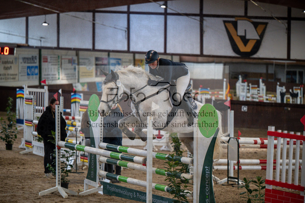 Hallenreittunier Voxtrup 2023 | Entdecke hochwertige Reitturnierfotos von Foto Oger. Professionell, emotional und authentisch – jetzt Lieblingsmomente im Shop bestellen.Deutschlandweite Turnierfotografie. - Realisiert mit Pictrs.com