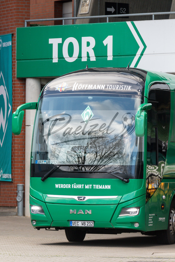 20200212_PKBREM_0033 | Fussball, Herren: . Die Mannschaft von Werder Bremen auf dem Weg ins Kurztrainingslager nach Leipzig waehrend der Pressekonferenz des SV Werder Bremen auf dem wohninvest Weserstadion am 12.02.2020 in Bremen, Deutschland. - Realisiert mit Pictrs.com