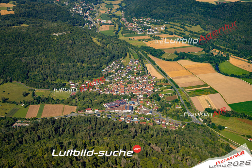 Das Luftbild zeigt : Gasseldorf Ebermannstadt - Die Luftaufnahme wurde 2024 vom UL-Flugzeug aus erstellt ( keine Drohne ) - Hochauflösende Luftaufnahme - Für grossformatige Ausdrucke geeignet. Die Geschenkidee !Mit Lizenz und Bildrechte bestellbar