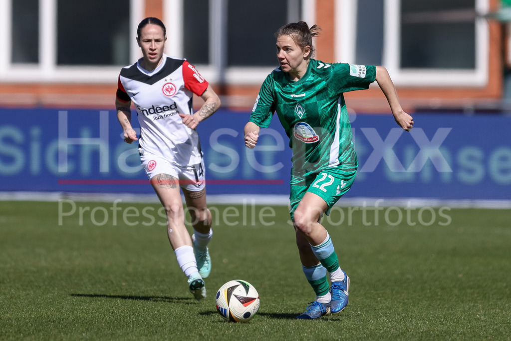 Fussball, Google Pixel Frauen-Bundesliga, SV Werder Bremen - Eintracht Frankfurt | v.li.: Geraldine Reuteler (Eintracht Frankfurt, 14) und Rieke Dieckmann (SV Werder Bremen, 22) im Zweikampf, Duell, Dynamik, Aktion, Action, Spielszene, DIE DFB-RICHTLINIEN UNTERSAGEN JEGLICHE NUTZUNG VON FOTOS ALS SEQUENZBILDER UND/ODER VIDEOÄHNLICHE FOTOSTRECKEN. DFB REGULATIONS PROHIBIT ANY USE OF PHOTOGRAPHS AS IMAGE SEQUENCES AND/OR QUASI-VIDEO.
