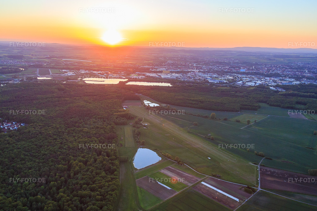 Luftbild: Flugplatz Schweinfurt-Süd EDFS bei Sunset in Gochsheim im Bundesland Bayern in Deutschland. Foto: IMG_079212.jpg vom 15.05.2015 durch Werner Riehm/FLY-FOTO.de