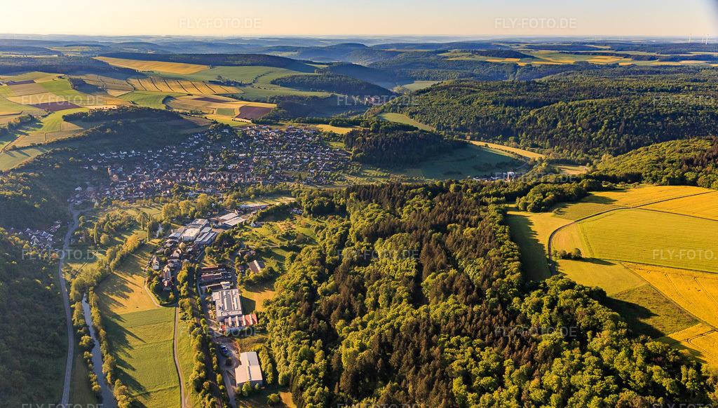 Luftbild: Ortsansicht aus Norden am Morgen mit Industriegebiet Zum Schlag mit Rekuplast GmbH, Uebe Medical GmbH und TFA Dostmann GmbH & Co. KG im Ortsteil Reicholzheim in Wertheim im Bundesland Baden-Württemberg in Deutschland.Foto: IMG_146683.jpg vom 11.05.2025 durch Werner Riehm/FLY-FOTO.deAuflösung des Originals: 4908 x 2788 pxREKUPLAST.DEMessgeräte, die begeistern | TFA Dostmann