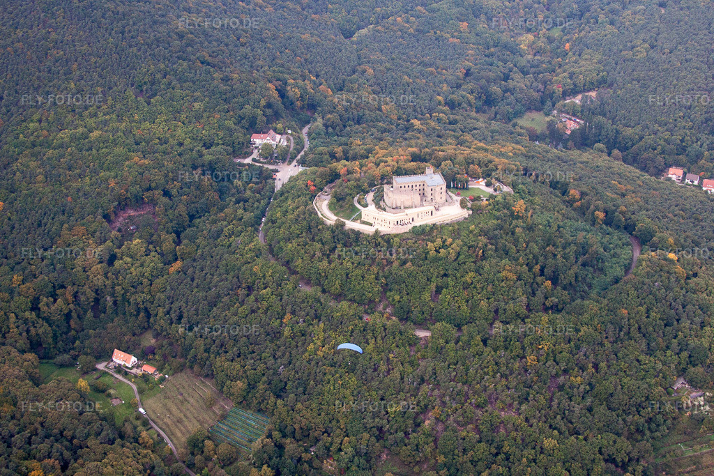 Luftbild: Burganlage des Schloß Hambacher Schloss an der Weinstraße im Ortsteil Diedesfeld in Neustadt im Bundesland Rheinland-Pfalz in Deutschland. Foto: IMG_60091.jpg vom 08.10.2013 durch Werner Riehm/FLY-FOTO.de