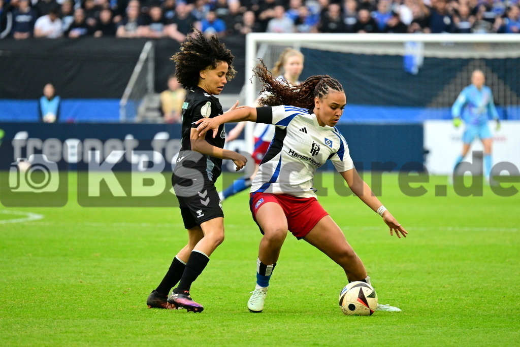 KBS Picture_HSV-Bremen_Frauen_028 | v.l. Arfaoui Amira (Werder Bremen Frauen) , Baum Lisa (HSV Frauen) ,Sportplatz :  Volksparkstadion, - Realisiert mit Pictrs.com