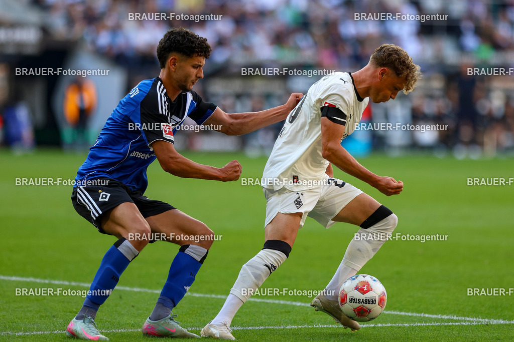 Borussia Mönchengladbach vs Hamburger SV - Bundesliga  | Mönchengladbach, Deutschland, 24.08.25:   Daniel Elfadli (Hamburger SV) und Robin Hack (Borussia Mönchengladbach) im Kampf um den Ball waehrend des Spiels der Bundesliga zwischen Borussia Mönchengladbach vs Hamburger SV im Stadion im Borussia Park(Foto von Brauer-Fotoagentur / Adrian Schlueter)