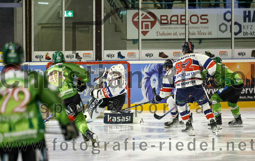 2023-12-17_007_TSV_Erding_gegen_ESC_Kempten | Erding, Deutschland, 17.12.2023:
Eishockey, Bayernliga Vorrunde 2023 / 2024, 18. Spieltag, TSV Erding gegen ESC Kempten, Endergebnis: 5:1

Torwart Luca Mayer (ESC Kempten, #32), Maximilian Schäffler (ESC Kempten, #92)

Foto: Christian Riedel / fotografie-riedel.net