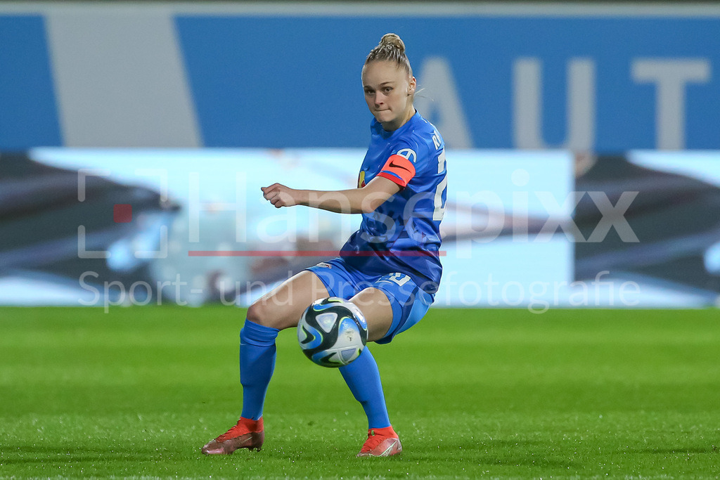 Fussball, Google Pixel Frauen-Bundesliga, VfL Wolfsburg - RB Leipzig | v.li.: Victoria Krug (RB Leipzig, 20) am Ball, Freisteller, Einzelbild, Ganzkörper, Aktion, Action, Spielszene, DIE DFB-RICHTLINIEN UNTERSAGEN JEGLICHE NUTZUNG VON FOTOS ALS SEQUENZBILDER UND/ODER VIDEOÄHNLICHE FOTOSTRECKEN. DFB REGULATIONS PROHIBIT ANY USE OF PHOTOGRAPHS AS IMAGE SEQUENCES AND/OR QUASI-VIDEO.