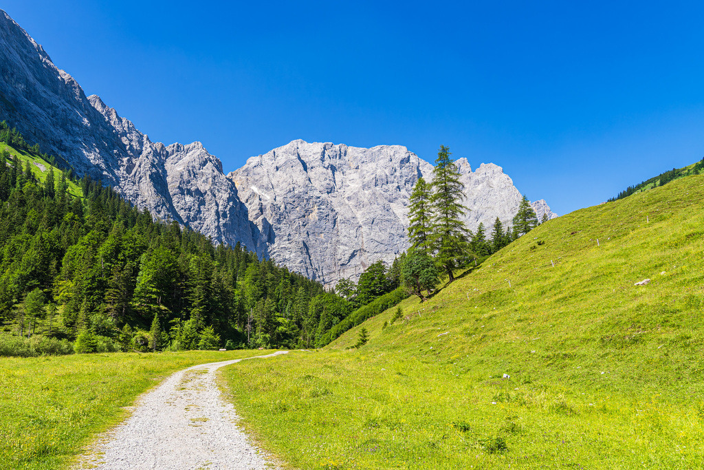 Landschaft mit Wanderweg im Rißtal nahe der Eng Alm in Österreich | Landschaft mit Wanderweg im Rißtal nahe der Eng Alm in Österreich.