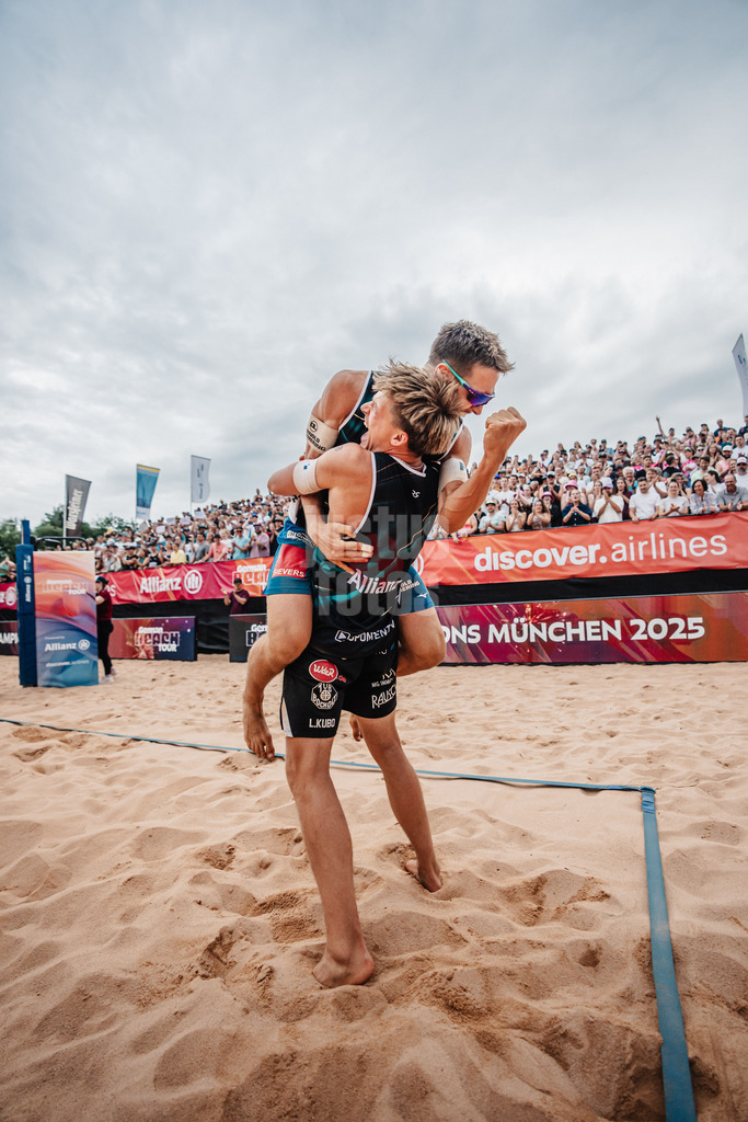 Beachvolleyball | Männer | Allianz German Beach Tour 2025 | Tourstop München | 06.07.2025 | Oben David Poniewaz und unten Luis Kubo jubeln nach dem Turniersieg