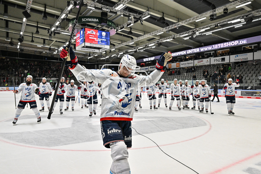 Augsburger Panther - Adler Mannheim | Die Mannheimer Adler bedanken sichb ei den mitgereisten Fans nach dem Sieg in Augsburg / DEL: Augsburger Panther - Adler Mannheim, Curt Frenzel Stadion am 26.12.2024 / Stefan LOIBL (Adler Mannheim 13)