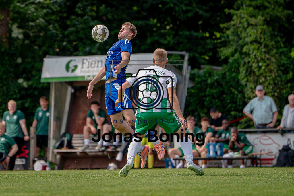 Fußball I Herren I Saison 2025-2026 I Bezirksliga Weser-Ems 4 I 33. Spieltag I TuS Lutten - SV Altenoythe I 18627 | jns.sportfotos - Realisiert mit Pictrs.com