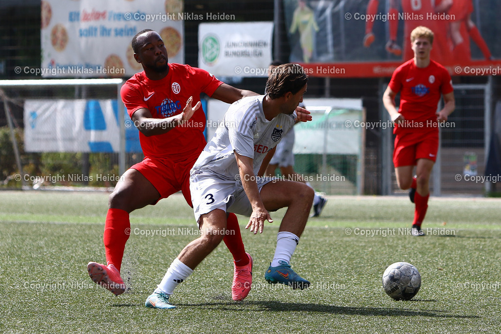 NH_EimsbüttelerTV_TuSDassendorf_OberligaHamburg_25082024 | #4 Samuel Abiodun Olayisoye (Eimsbütteler TV), #3 Julian Robin von Haacke (TuS Dassendorf)Fußball I Herren I Gamesright Oberliga Hamburg I Saison 2024-2025 I 4. Spieltag I Eimsbütteler TV - TuS Dassendorf I 25.08.2024 I Sportzentrum Hoheluft