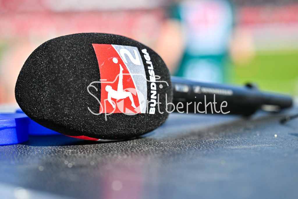 1. FC Nürnberg - Fortuna Düsseldorf | NUREMBERG, GERMANY - 07. MARCH:  im Bild ein Mikrophon der zweiten Bundesliga / Symbolbild / Symbolfoto während dem Match zwischen dem 1. FC Nürnberg und Fortuna Düsseldorf am 25. Spieltag der 2. Bundesliga im Max Morlock Stadion / DFL REGULATIONS PROHIBIT ANY USE OF PHOTOGRAPHS AS IMAGE SEQUENCES AND/OR QUASI-VIDEO