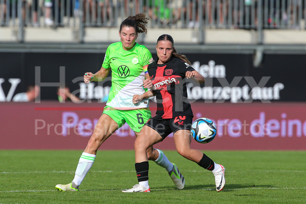 Fussball, Google Pixel Frauen-Bundesliga, VfL Wolfsburg - Bayer 04 Leverkusen | v.li.: Dominique Janssen (VfL Wolfsburg, 6) und Estrella Merino Gonzalez (Bayer 04 Leverkusen, 20) im Zweikampf, Duell, Dynamik, Aktion, Action, Spielszene, DIE DFB-RICHTLINIEN UNTERSAGEN JEGLICHE NUTZUNG VON FOTOS ALS SEQUENZBILDER UND/ODER VIDEOÄHNLICHE FOTOSTRECKEN. DFB REGULATIONS PROHIBIT ANY USE OF PHOTOGRAPHS AS IMAGE SEQUENCES AND/OR QUASI-VIDEO.