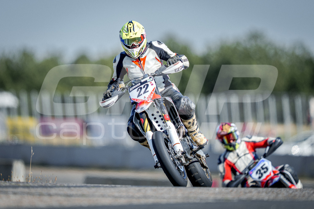SuperMoto_Staatsmeisterschaft_Fuglau-1068 | GRIPcapture steht für authentische Sportfotografie in Österreich – für Momente, die mehr sind als Geschwindigkeit oder Ergebnis. Es geht um Emotion, Spannung, Fokus und den Augenblick, der oft nur einen Wimpernschlag dauert.Ob Motorsport, Teamsport oder 