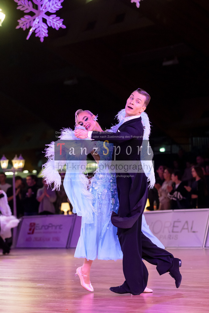 20241215_WDSF_Int_Open_Std-Riga-9950 | Tanzsportbilder, Standardtanz, Lateintanz, WDSF, DTV, LTVB, dancecomp, goc, hessen tanzt, blaues band der spree, walzer, tango, wiener walzer, slowfox, quickstepp, samba, rumba, cha-cha-cha, paso doble. jive, hd-kroft photography, turniertanzsport