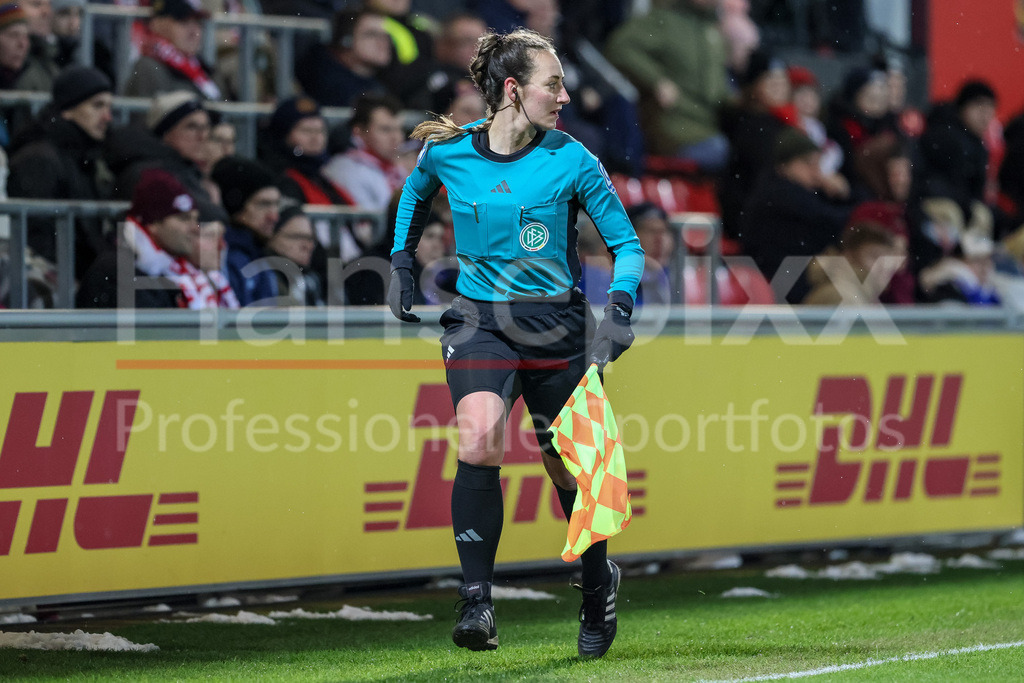 Fussball, Google Pixel Frauen-Bundesliga, RB Leipzig - 1. FFC Turbine Potsdam | v.li.: Schiedsrichter-Assistentin Sabrina Sickl, DIE DFB-RICHTLINIEN UNTERSAGEN JEGLICHE NUTZUNG VON FOTOS ALS SEQUENZBILDER UND/ODER VIDEOÄHNLICHE FOTOSTRECKEN. DFB REGULATIONS PROHIBIT ANY USE OF PHOTOGRAPHS AS IMAGE SEQUENCES AND/OR QUASI-VIDEO.