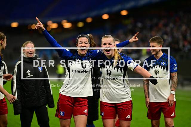 Fußball I Frauen I Saison 2025-2026 I DFB-Pokal I Achtelfinale I Hamburger SV - Bayer 04 Leverkusen I 18431 | Jubel, Begeisterung, Enthusiasmus, Euphorie, Freude, Glücksgefühl, Heiterkeit bei: Vildan Kardesler (7, Hamburger SV) Svea Stoldt (8, Hamburger SV) - Realisiert mit Pictrs.com