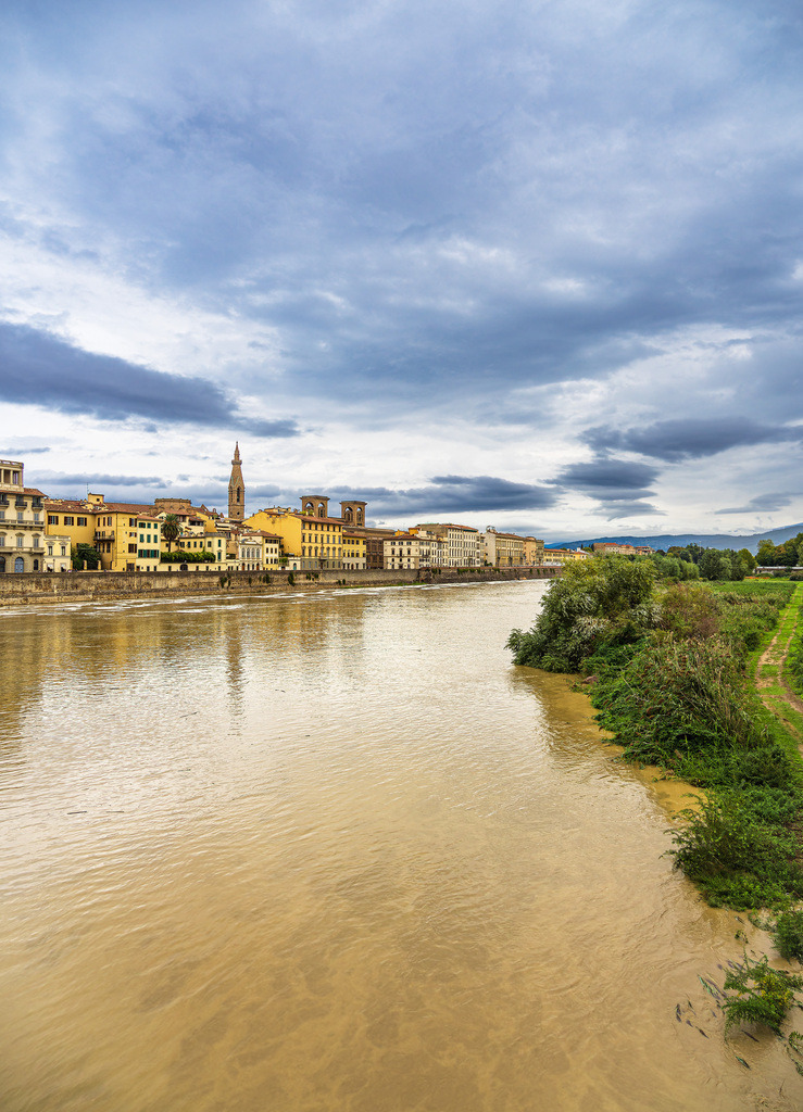 Blick auf den Fluss Arno in Florenz, Italien | Blick auf den Fluss Arno in Florenz, Italien.