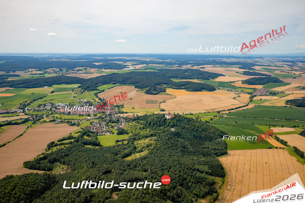 Das Luftbild zeigt :  Heldburg - Die Luftaufnahme wurde 2024 vom UL-Flugzeug aus erstellt ( keine Drohne ) - Hochauflösende Luftaufnahme - Für grossformatige Ausdrucke geeignet. Die Geschenkidee !Mit Lizenz und Bildrechte bestellbar