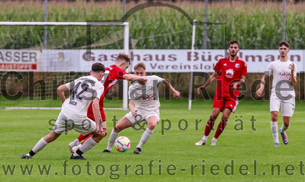 2023-08-04_009_SV_Walpertskirchen_gegen_FC_Finsing | Walpertskirchen, Deutschland, 04.08.2023:
Fußball, Kreisliga 2023 / 2024, 2. Spieltag, SV Walpertskirchen gegen FC Finsing, Endergebnis: 3:3

Tobias Rauch (SV Walpertskirchen, #42), Florian Hölzl (FC Finsing, #10), Marius Orthuber (SV Walpertskirchen, #6)

Foto: Christian Riedel / fotografie-riedel.net
