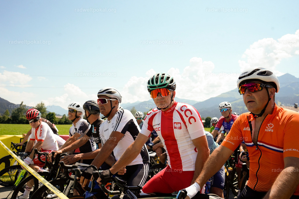 318_20230817_Bewerb_Maenner_Muehlanger | AUT - OESTERREICH, 2023-08-16: SPORT RENNRAD-FAHREN - 55. INTERNATIONALER RADWELTPOKAL IN ST. JOHANN IN TIROL  - Vintage-Radrennen mit WM-Bronze-Medaillen-Siegerin Christina Schweinberger, den Teilnehmer und Alexander Baumann (vom Orginastions-Team) - TAG 2 BEWERB MAENNER IN SECHS GRUPPEN  ; Foto: Roland Muehlanger