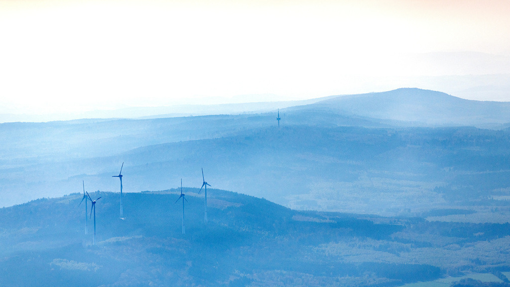 dr__0040536.jpg | DAXWEILER 31.10.2019 Herbstliche verfärbte Vegetationsansicht Wetterbedingt in eine Nebel- Schicht eingebettete Windenergieanlagen in Oberheimbach im Bundesland Rheinland-Pfalz, Deutschland. // Autumnal discolored vegetation view weather-induced wind energy installations embedded in a fog layer in Oberheimbach in the state Rhineland-Palatinate, Germany. Foto: Daniel Reiter