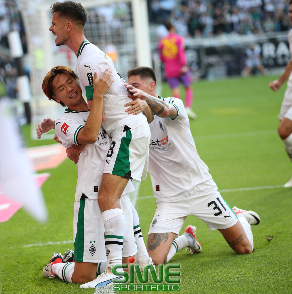 1.Fussball-Bundesliga  :  Borussia Mönchengladbach--FC Bayern München    3.Sptg. | 02.09.2023 Fussball,GER, Saison 2023/2024;         1.Bundesliga;   3. Spieltag;
VFL Borussia Mönchengladbach--FC Bayern München :  Ko Itakura (3/BMG)
wird umjubelt nah seinem 1:0
DFL REGULATIONS PROHIBIT ANY USE OF PHOTOGRAPHS AS IMAGE SEQENCES AND/OR QUASI-VIDEO. - Realisiert mit Pictrs.com