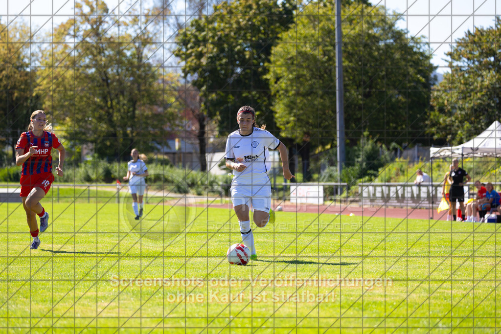 20260906_122309_0244_(c)_by_PhotoPeet | #,1.FC Donzdorf (weiß) vs. 1.FC Heidenheim 1846 (rot), Fußball, Frauen-Verbandspokal Gruppe 2, 2. Runde, Saison 2026/2027, Rasenplatz Lautertal Stadion, Süßener Straße 16, 73072 Donzdorf, 06.09.2026 - 11:00 Uhr,Foto: PhotoPeet / Sport- &amp; Eventfotografie / Peter Harich