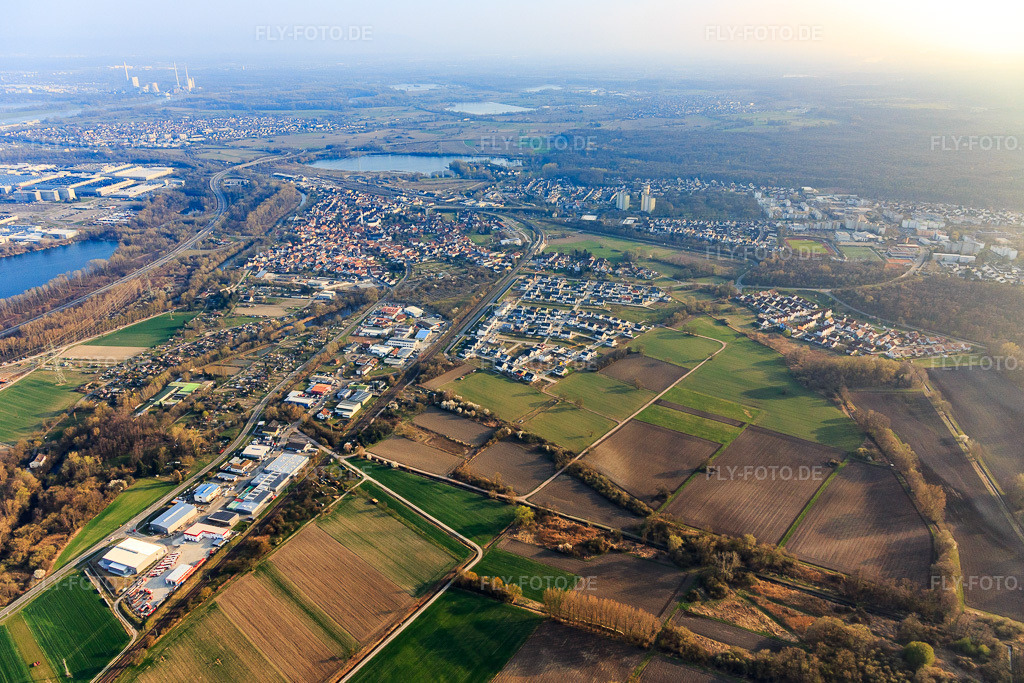 Luftbild: Gewerbegebiet In den Niederwiesen an der Bahnlinie in Wörth am Rhein im Bundesland Rheinland-Pfalz in Deutschland. Foto: IMG_113223.jpg vom 23.03.2019 durch Werner Riehm/FLY-FOTO.de