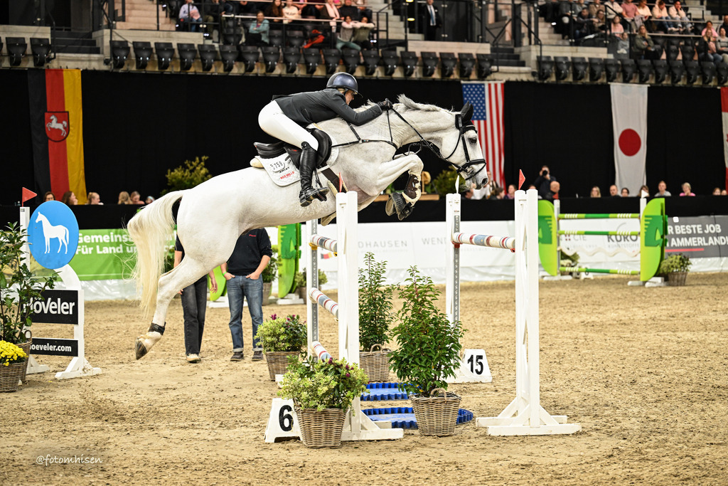 011125-18-198 | Foto Mhisen Pferdefotografie#, Reitturnier Frankfurt#  #Dressur und Springen
#Profi Pferdefotograf Reitturnier Fotograf 
#Sport Horses Photographer 
#equestrain photographer - Realisiert mit Pictrs.com