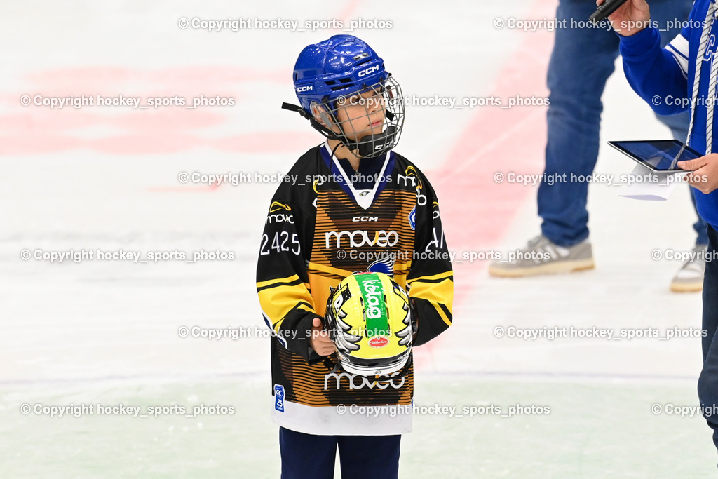 EC IDM Wärmepumpen VSV vs. HC Pustertal | Übergabe Helm Performer des letzten Spiels, EC IDM Wärmepumpen VSV vs. HC Pustertal, EC IDM Wärmepumpen VSV vs. HC Pustertal am 15.11.2024 in Villach (Stadthalle Villach), Austria, (Photo by Bernd Stefan)