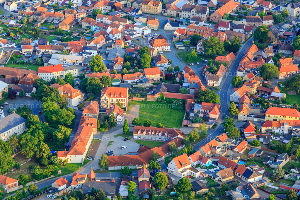 Luftbild: Domäne und Grundschule Prinzenhaus im Ortsteil Hoym in Seeland im Bundesland Sachsen-Anhalt in Deutschland. Foto: IMG_148064.jpg vom 11.06.2025 durch Werner Riehm/FLY-FOTO.deGrundschule 