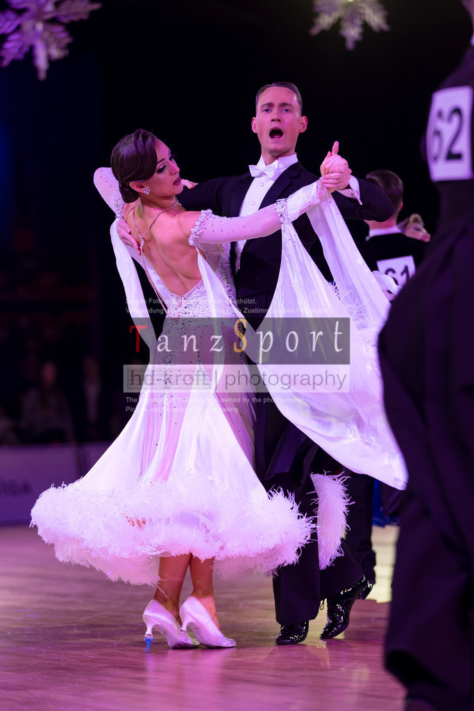 20241215_WDSF_Int_Open_Std-Riga-9076 | Tanzsportbilder, Standardtanz, Lateintanz, WDSF, DTV, LTVB, dancecomp, goc, hessen tanzt, blaues band der spree, walzer, tango, wiener walzer, slowfox, quickstepp, samba, rumba, cha-cha-cha, paso doble. jive, hd-kroft photography, turniertanzsport