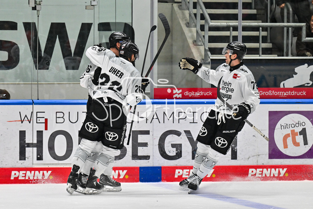 Augsburger Panther - Kölner Haie | Jubel der Haie nach dem Treffer zum 2-2 durch Nate SCHNARR (Kölner Haie 76) / Tor / Torschuetze / Freude / Happy / DEL: Augsburger Panther - Kölner Haie; Curt Frenzel Stadion am 26.09.2025