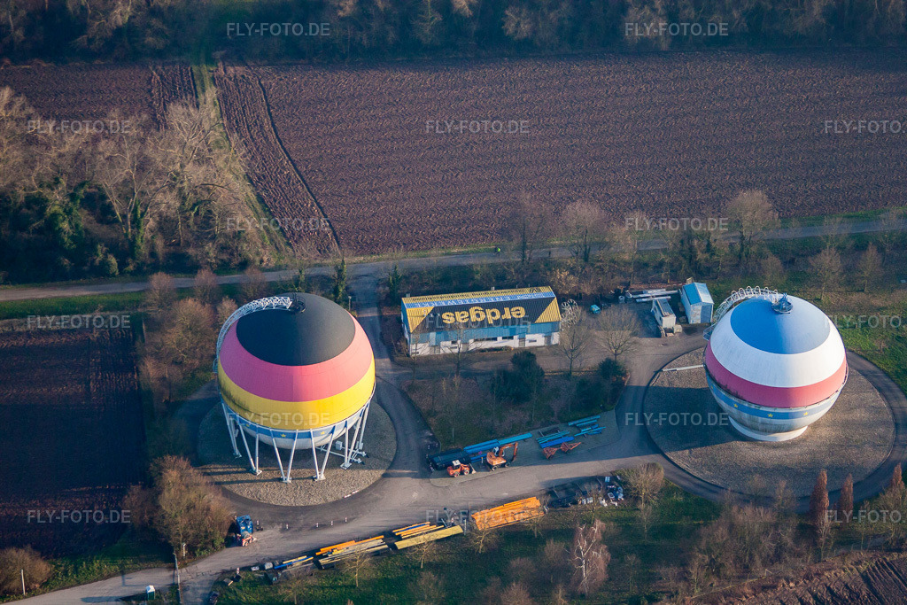 Luftbild: Französisch Deutsch bemalte Gasspeicher in Rastatt im Bundesland Baden-Württemberg in Deutschland. Foto: IMG_61987.jpg vom 31.01.2014 durch Werner Riehm/FLY-FOTO.de
