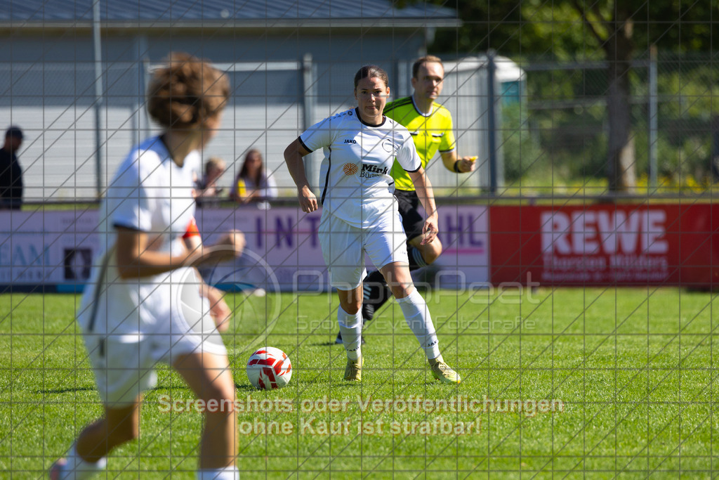 20260906_114259_0004_(c)_by_PhotoPeet | #,1.FC Donzdorf (weiß) vs. 1.FC Heidenheim 1846 (rot), Fußball, Frauen-Verbandspokal Gruppe 2, 2. Runde, Saison 2026/2027, Rasenplatz Lautertal Stadion, Süßener Straße 16, 73072 Donzdorf, 06.09.2026 - 11:00 Uhr,Foto: PhotoPeet / Sport- &amp; Eventfotografie / Peter Harich