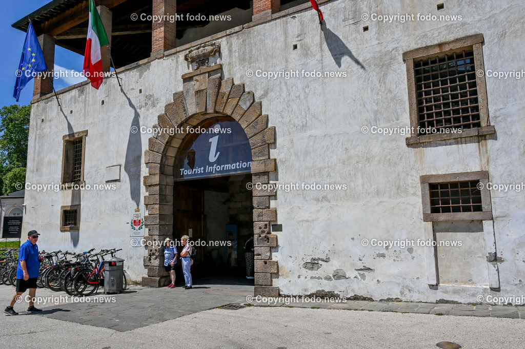 Italien_ Toscana_ Lucca_ 29.05.2024-29 | 29.05.2024, Italien, ITA, Toskana, Lucca im Bild Stadtansichten, Gebäude, Architektur, Touristen, Historisch, Souvenier, 


Lucca ist die Hauptstadt der Provinz Lucca in der Toskana. Sie liegt im Tal des Flusses Serchio etwa 20 km nordöstlich von Pisa und 20 km östlich der toskanischen Küste
Quelle: Wikipedia
