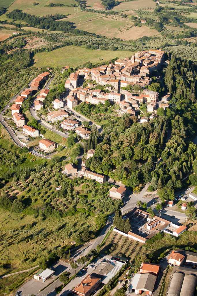 Aerial view: View of the town in Civitella Marittima in the state Tuscany, Italy. – Photo: IMG_28194.jpg taken on 06/01/2010 by Werner Riehm/FLY-FOTO.com – Resolution of the original: 2844 x 4265 px