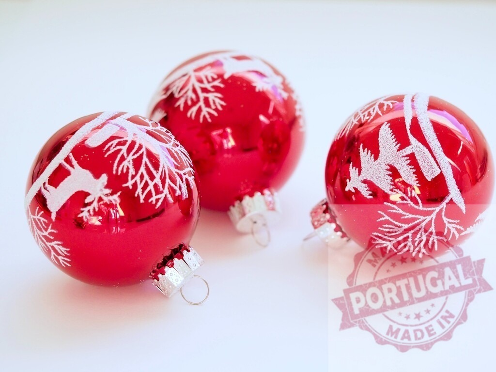 Red christmas balls with white decorations lying on white background | Three red christmas balls with white decorations are lying on a white background, ready to be hung on a Christmas tree - Realisiert mit Pictrs.com
