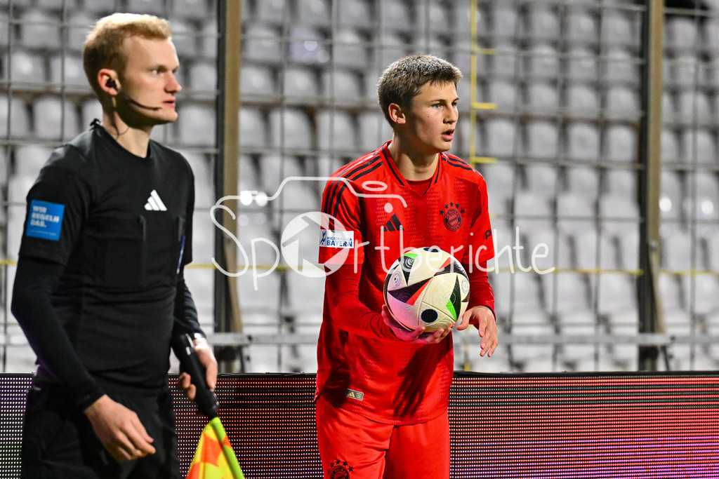 FC Bayern Amateure - FC Augsburg II | beim Einwurf Magnus DALPIAZ (FC Bayern München II #2) / Einzelfoto / Freisteller / Regionalliga Bayern: FC Bayern Muenchen II - FC Augsburg II, Gruenwalder Stadion am 14.03.2025