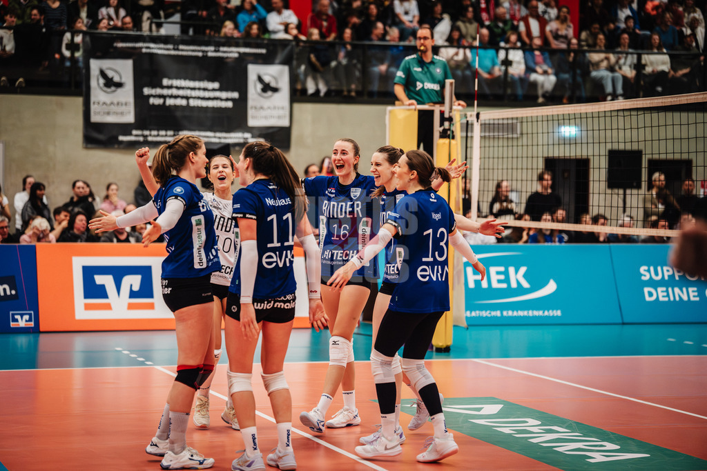 Volleyball | Frauen | Saison 2025/2026 | Volleyball Bundesliga | ETV Hamburger Volksbank Volleys vs. Binder Blaubären TSV Flacht | 06.12.2025 | Jubel Flacht v.l. Hanne Binkau (#8, Binder Blaubären TSV Flacht), flach10, Frauke Neuhaus (#11, Binder Blaubären TSV Flacht), Hanna Kögler (#16, Binder Blaubären TSV Flacht), Britta Schammer (#7, Binder Blaubären TSV Flacht) und Roxana Vogel (#13, Binder Blaubären TSV Flacht)